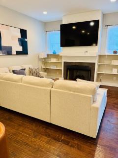 Bright & Spacious 5 min downtown - 3