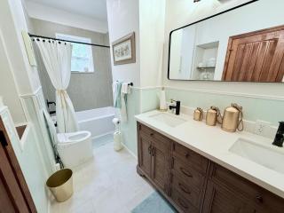 Modern 3BR STL Home Vacation & Business Ready Nearby Attractions - University City - 2