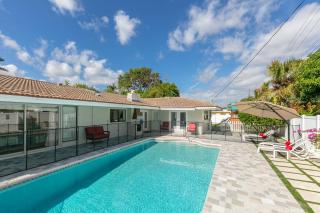 Spacious 4BR 2 5BA Family Retreat Pool Near Beach - 0