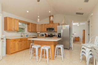 Pet-Friendly Home - 5 Min Walk to Beach, Office, Lanai - St. Augustine - 8