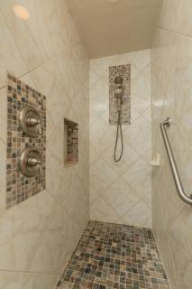 Pet-Friendly Home - 5 Min Walk to Beach, Office, Lanai - 1