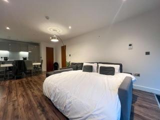 2BD Ensuite Penthouse - Free Parking - City Centre - Sleeps 8 - 4