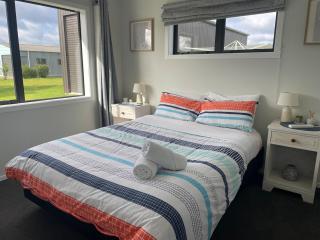 New 4 bedroom house to yourself, sleep 12, WiFi, full Air Conditioning - 1