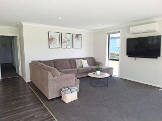 New 4 bedroom house to yourself, sleep 12, WiFi, full Air Conditioning - 4