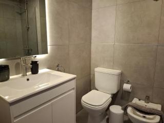 Arena - Spacious and bright, across from a shopping mall - 4