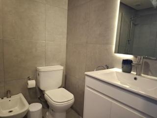 Black - Comfortable and bright, across from Shopping - Montevideo - 4
