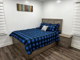 Three Bedroom Spacious Bangalow with Free Parking, closer to commercial area and highways - Mississauga - 2