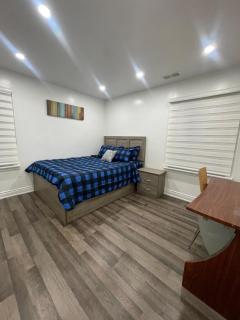 Three Bedroom Spacious Bangalow with Free Parking, closer to commercial area and highways - Mississauga - 1