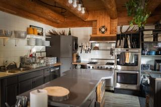 Off-Grid Mountain Lodge & 4 Cabins - Sauna, Hot Tub & Fishing - Rock Lake Provincial Park - 3