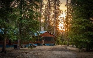 Off-Grid Mountain Lodge & 4 Cabins - Sauna, Hot Tub & Fishing - Rock Lake Provincial Park - 9
