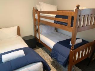 3-Bed Queenstown Apt with Balcony, Close to Town - 8