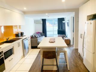 3-Bed Queenstown Apt with Balcony, Close to Town - Queenstown - 9