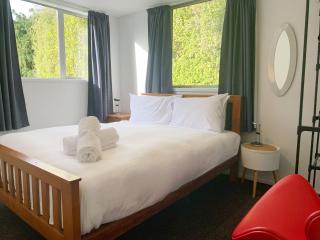 3-Bed Queenstown Apt with Balcony, Close to Town - 3