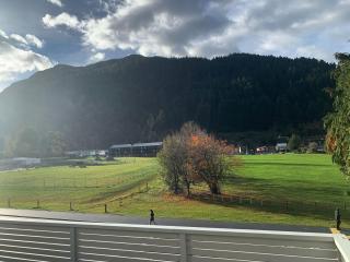 3-Bed Queenstown Apt with Balcony, Close to Town - 1