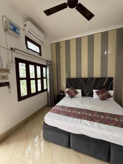 Hotel Sankul Villa, 100 Meter Away Saryu River & Ram Ki Paidi, Lux Stay - Ayodhya - 2