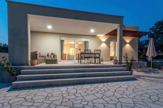 Villa Grace, a romantic single story villa with a pool - 2