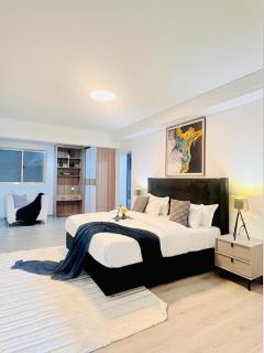 luxurious fully furnished three bedroom apartment with swimming pool fully equipped gym ample parking space children playing ground and unbeatable city views in kilimani - Nairobi - 7