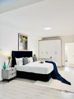 luxurious fully furnished three bedroom apartment with swimming pool fully equipped gym ample parking space children playing ground and unbeatable city views in kilimani - Nairobi - 4