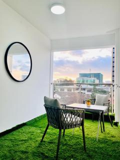 luxurious fully furnished three bedroom apartment with swimming pool fully equipped gym ample parking space children playing ground and unbeatable city views in kilimani - Nairobi - 1