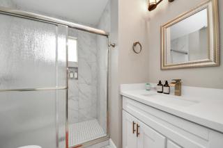 2 Homes Sleeps 8 4BD 2BA Near NRG DT Med Cen - 8