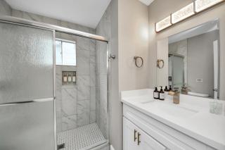 2 Homes Sleeps 8 4BD 2BA Near NRG DT Med Cen - Houston - 1