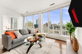 Chic and Bright 2BR Downtown Comfort Near Everything - Vancouver - 0