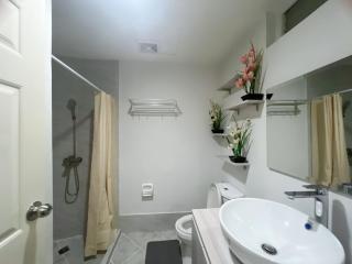 Condo unit near Mactan Airport with Pool, Gym, Free WiFi, and Netflix - 2
