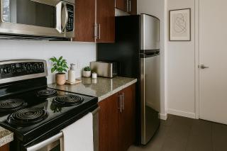 Modern One-Bedroom with City Views and Prime Location - Vancouver - 2