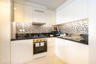 High-Floor Skyline View Near Safa Park and Godolphin Stables with Easy Access to Dubai Mall and Canal, Aykon City 2 Tower C, Business Bay by Deluxe Holiday Homes - 3