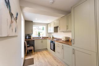 Lansdown House Long Stays Free parking and Wi-Fi - 8