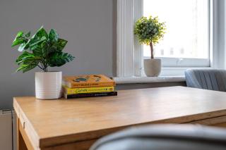 2 Bed 1 Bath Two-Story Apartment with Private Entrance - London - 1