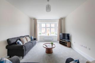 Stunning 4-bed Home in Milton Keynes by Renzo, Swimming Pool, Games Room! - Bletchley - 0