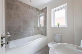 Stunning 4-bed Home in Milton Keynes by Renzo, Swimming Pool, Games Room! - Bletchley - 8