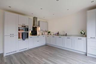 Stunning 4-bed Home in Milton Keynes by Renzo, Swimming Pool, Games Room! - Bletchley - 7