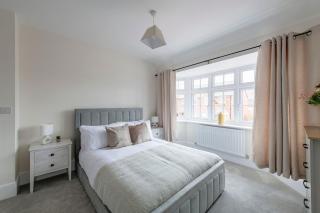 Stunning 4-bed Home in Milton Keynes by Renzo, Swimming Pool, Games Room! - Bletchley - 6