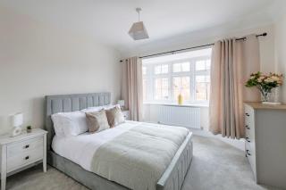 Stunning 4-bed Home in Milton Keynes by Renzo, Swimming Pool, Games Room! - Bletchley - 4