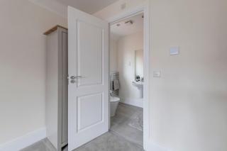 Stunning 4-bed Home in Milton Keynes by Renzo, Swimming Pool, Games Room! - Bletchley - 1
