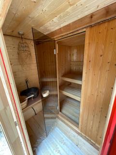 Wild Flower Wellness met privé Sauna en Hot Tub in prachtige tuin met overkapping - Hoenderloo - 9