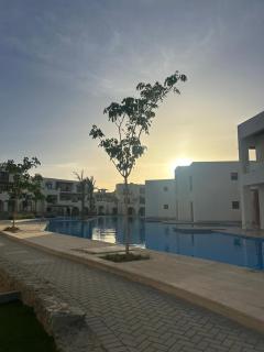 Tranquil 3-Bedroom Holiday Home in Makadi Heights, Hurghada - Private Rooftop Pool, Lagoon and More - Hurghada - 1