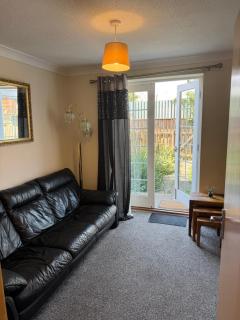 Spacious, Sleeps 14, 3 bathrooms, Central, Parking, Grimsby - Grimsby - 2
