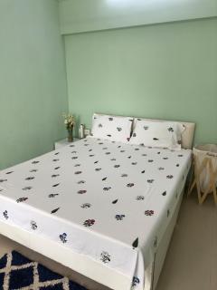 Sunny Pink Room with Balcony, Andheri Hotspot - 6