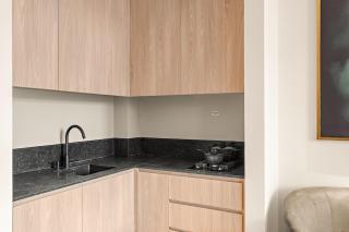 Stylish studio Near Downtown Dubai with Pool & Gym Access - 5