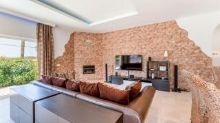 Bright 3BDR House with Pool by Lovelystay - 2