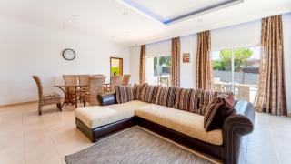 Bright 3BDR House with Pool by Lovelystay - 1