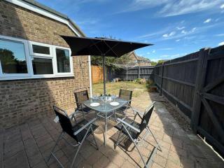 Spacious 4-Bedroom Home - Parking - Garden - White Waltham - 8
