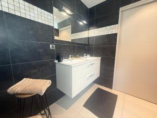 ReadMyHostProfile! Spacious 10-Person Duplex with AC City Center & Private Terrace - Saint-Jean-de-Maurienne - 8