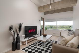 Black and White Suite for Business and Holiday stays above MK Train Station, High Wi-Fi, Free Parking - 6