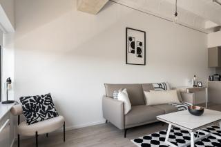 1 BR for Business Stays Right Above MK Train Station - Milton Keynes - 7