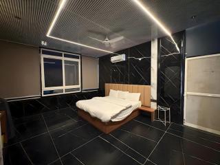 Praan Valley A Frame Stay with Pool by Homeyhuts - Wasalmari - 9
