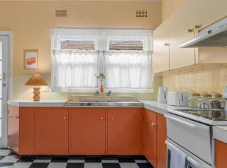 Ideal Location, 4 Beds, Mid-Century Home - Orange - 8